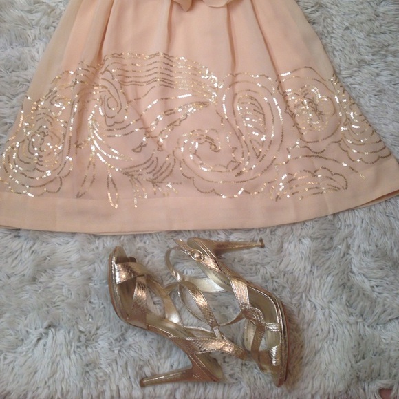 ๐Host Pick!๐Macyโs Johnny Martin cream ruffle and gold sequin trim party dress - Picture 5 of 11